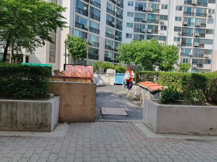 동 앞 분리수거장
