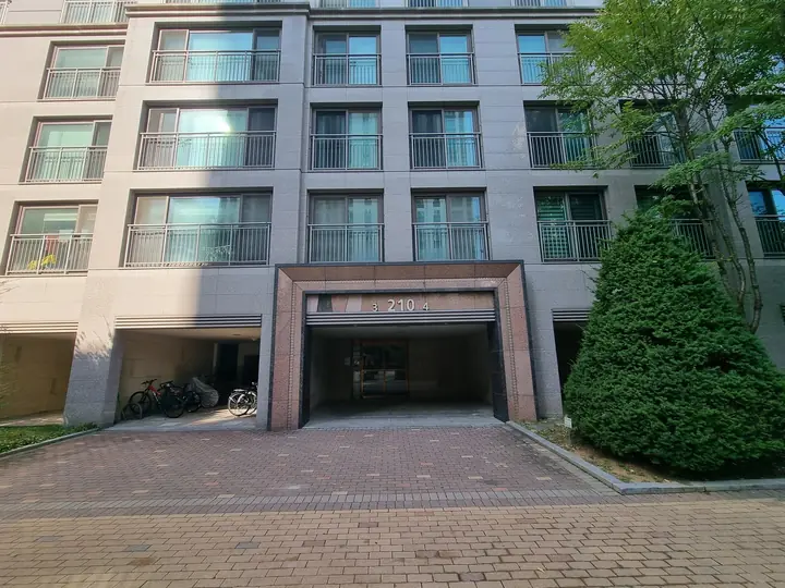 210동 출입구
