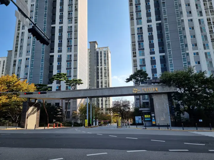 큰길 건너편에서 본 정문 게이트와 고층 동