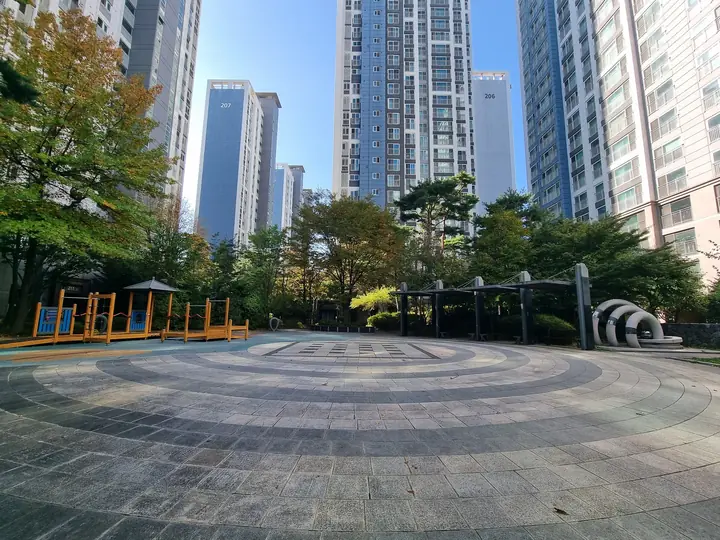 원형 광장 너머로 솟은 고층 동