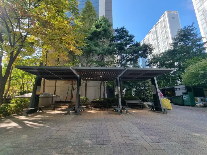 테이블과 벤치를 둔 이어진 그늘막 쉼터