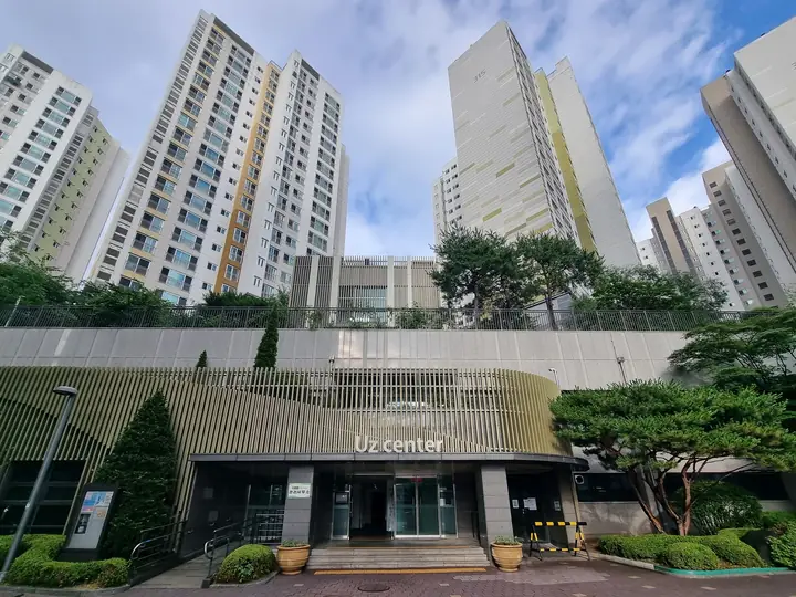 고층 동 아래 자리한 Uz center