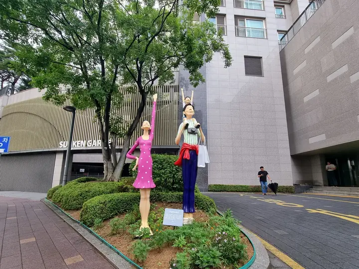 인형 조형물이 선 화단