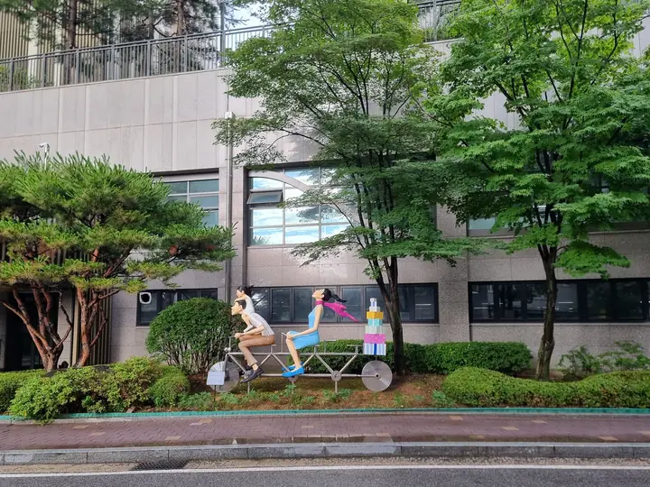 자전거 탄 인형 조형물 화단
