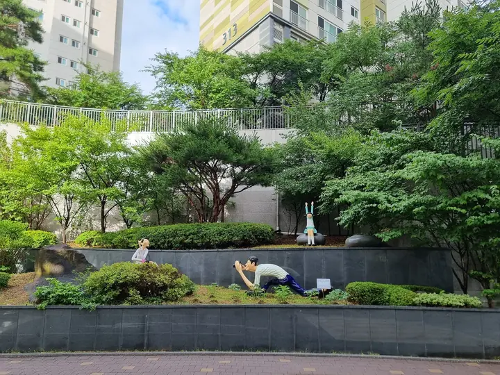 조형물이 놓인 정원 테라스