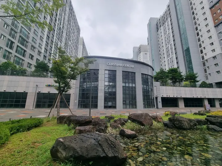 연못 앞 커뮤니티 시설 CLASSIAN CENTER