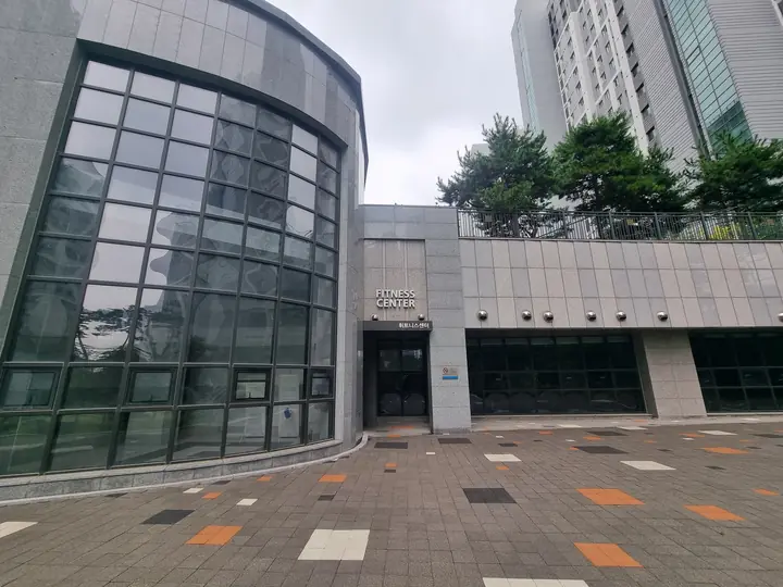 곡면 유리벽 옆 피트니스센터