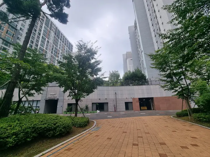 산책로 끝 작은도서관·경로당 건물