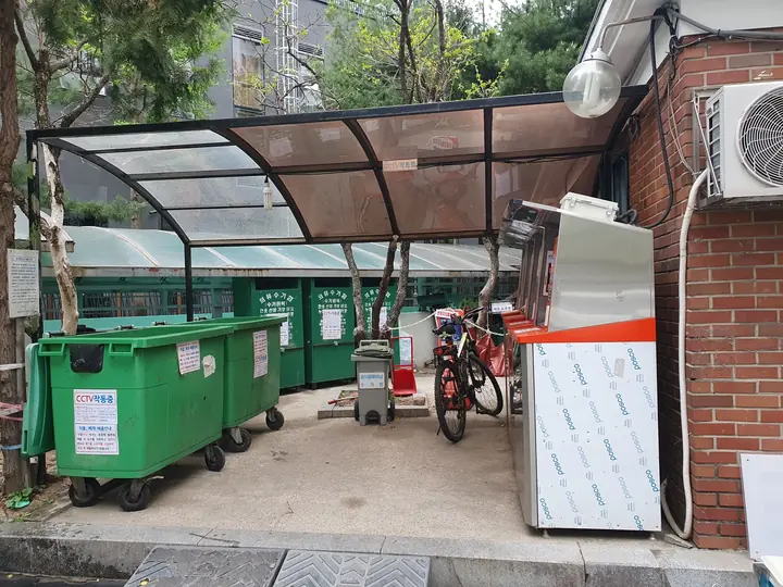 지붕 아래 분리수거장