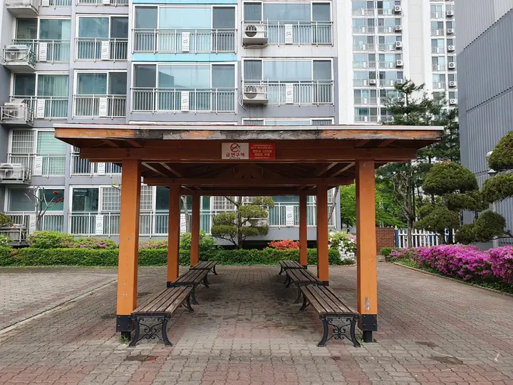 벤치가 놓인 정자 쉼터