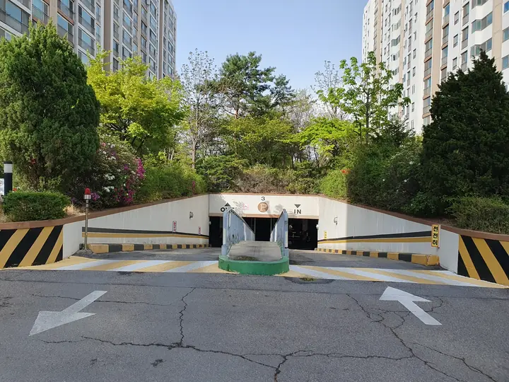 동 사이 지하주차장 입구