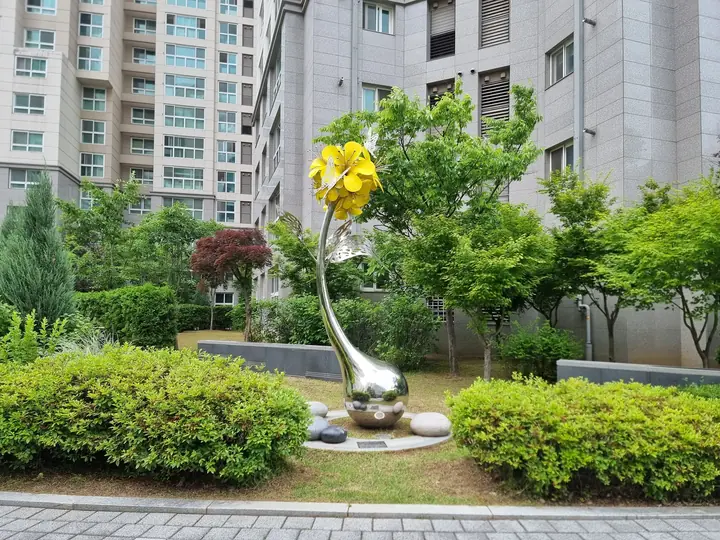 노란 꽃 조형물이 선 정원