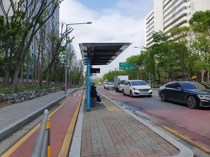 단지 앞 대로변 버스 정류장