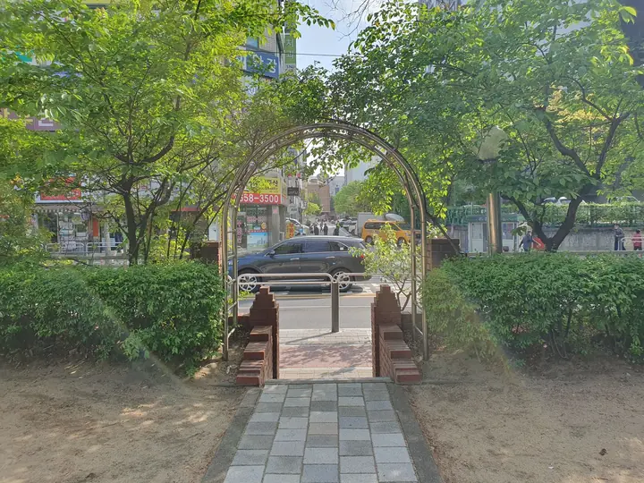 아치 쪽문으로 이어진 길