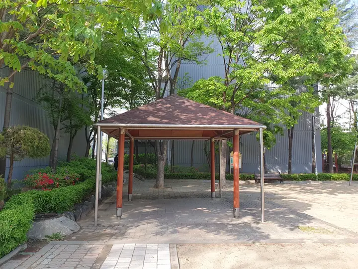 나무 그늘 속 정자