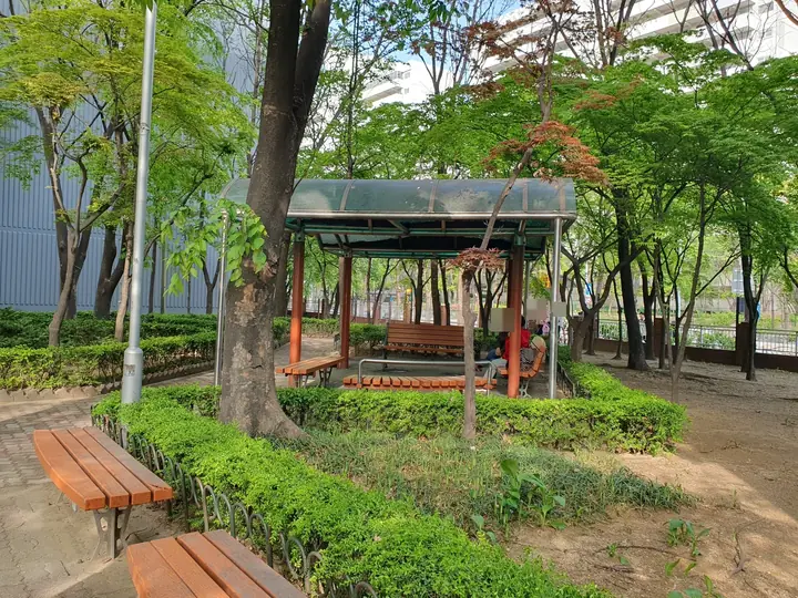 화단 속 퍼걸러