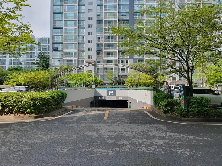 동 앞 지하주차장 입구