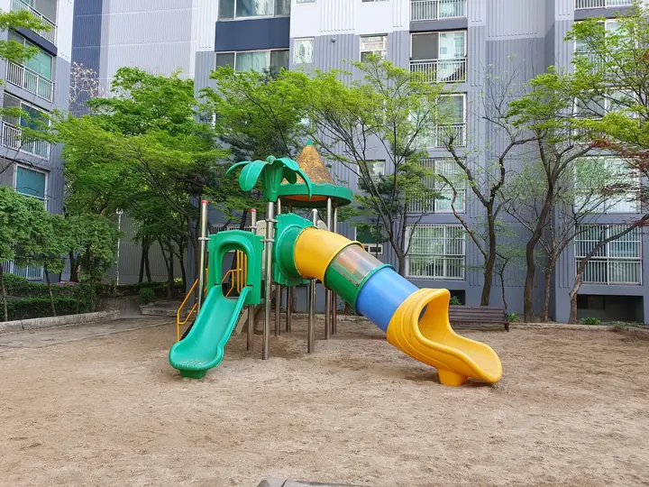 초록 터널 미끄럼틀