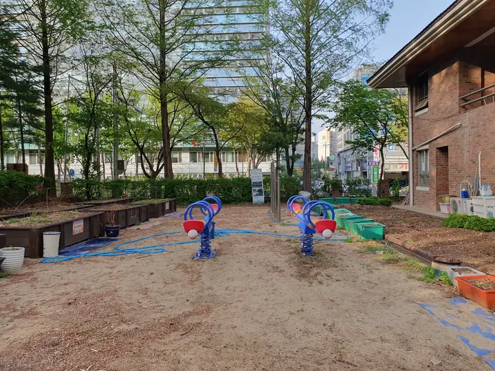 텃밭 옆 운동기구