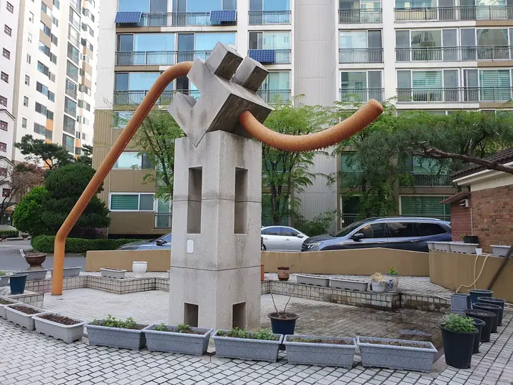 가까이서 본 광장 조형물