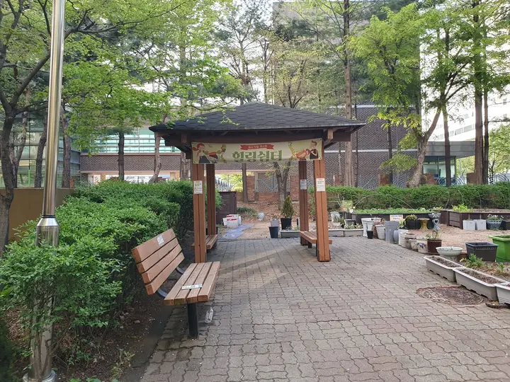 벤치가 놓인 정자 쉼터