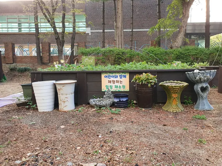 화분이 놓인 텃밭 화단