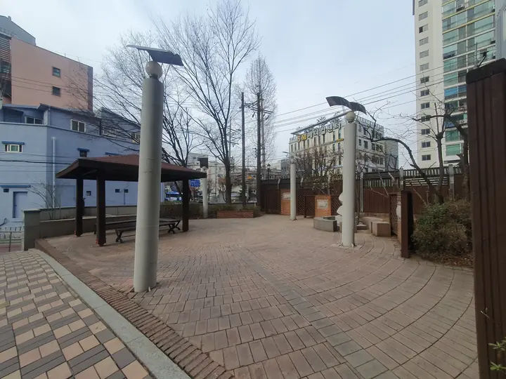가로등이 선 벽돌 광장