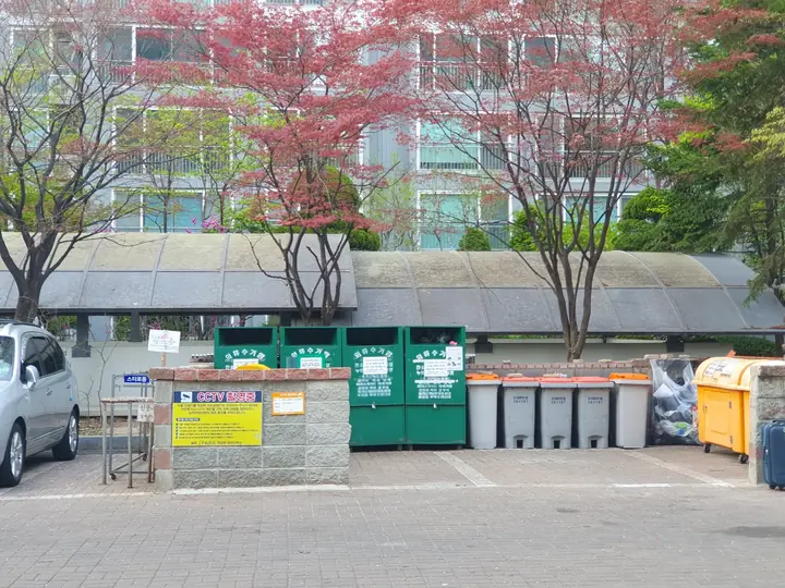 주차장 옆 분리수거장