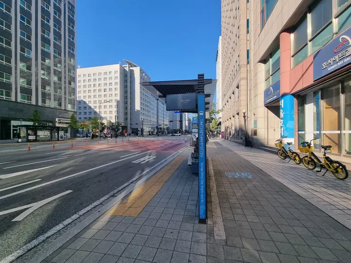 단지 앞 큰길 버스 정류장