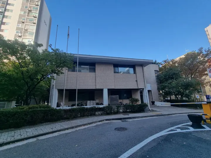 국기 게양대가 선 관리사무소