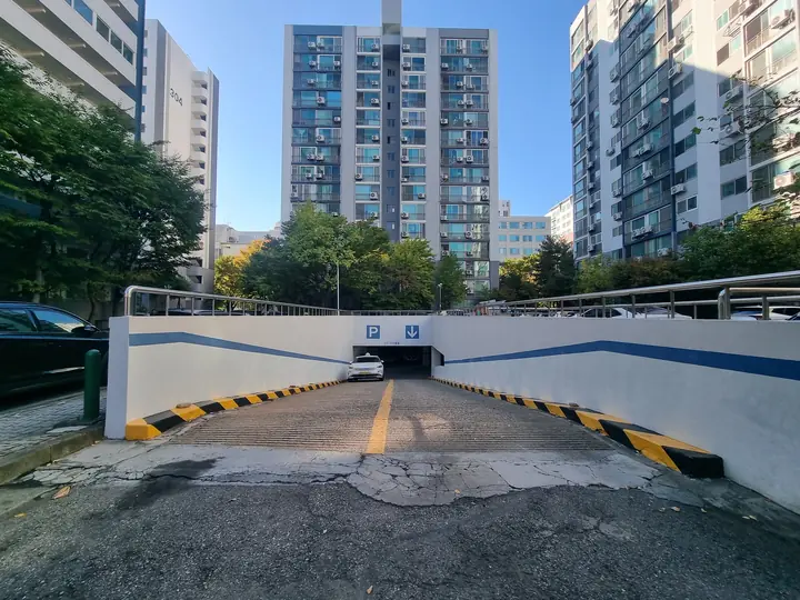 지하주차장 입구