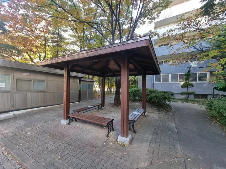 벤치를 둔 목조 그늘막 쉼터