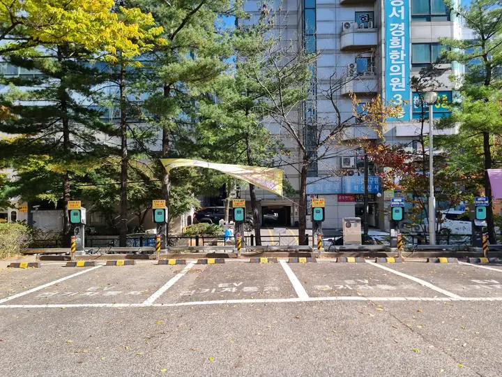충전기가 나란히 선 전기자동차 충전구역