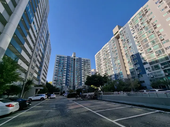지상 주차장을 사이에 두고 마주 선 동들