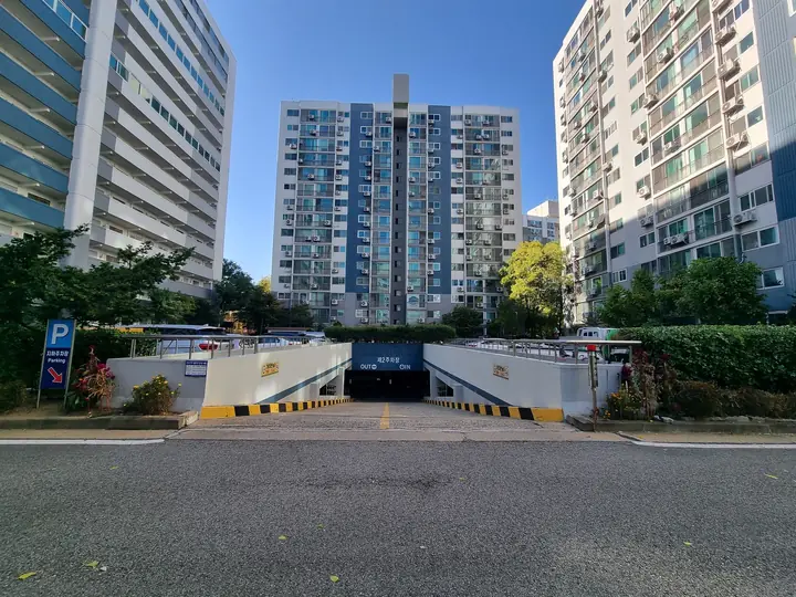 'P' 표지판이 선 지하주차장 입구