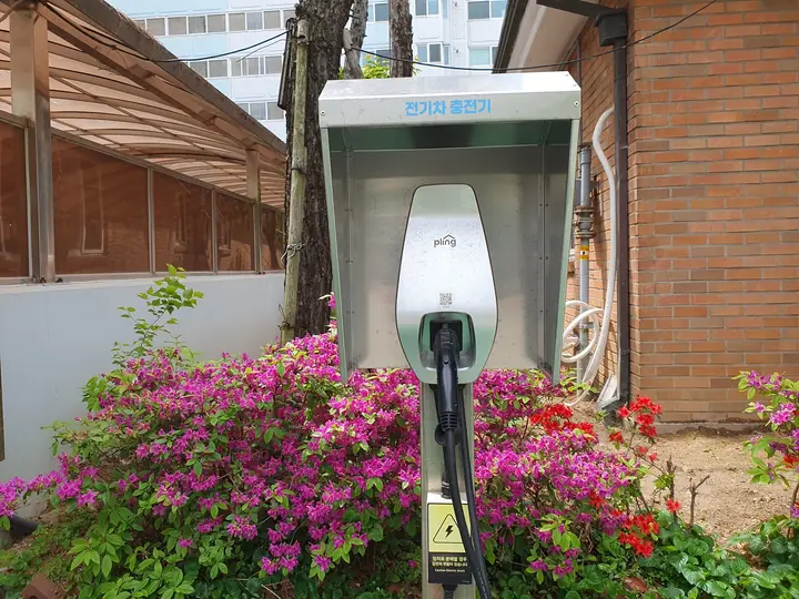 철쭉 화단 옆 전기차 충전기
