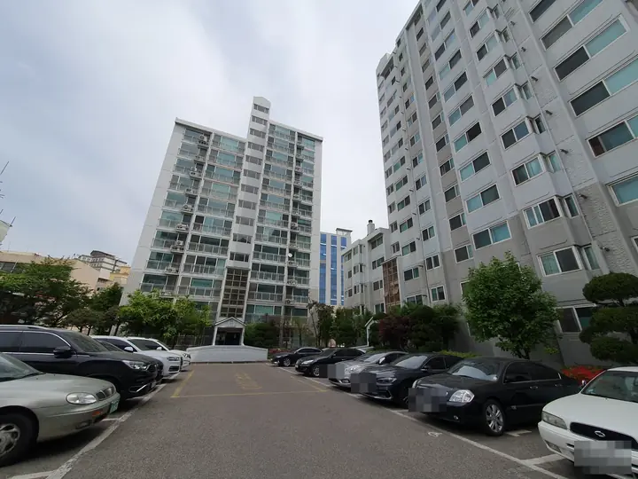 주차장 너머 동 전경