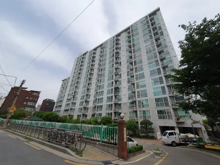 길가에서 본 동 전경
