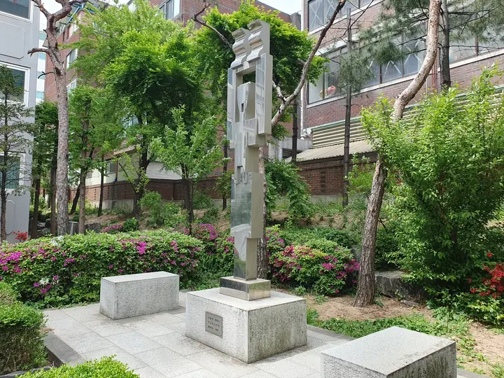 철쭉 핀 소나무 정원