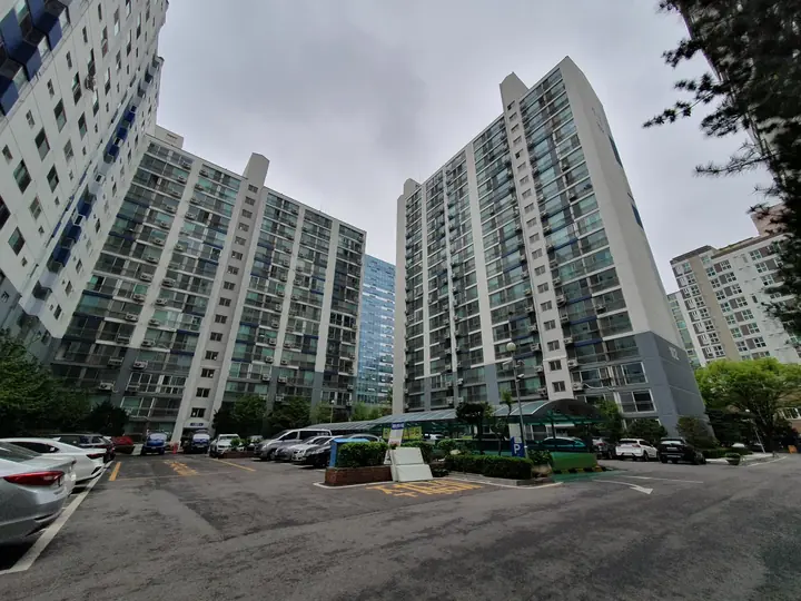 주차장을 둘러싼 세 동