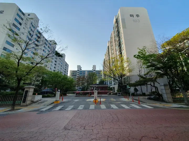 미주 동이 보이는 정문