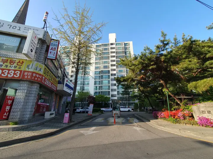 상가 옆 진입로
