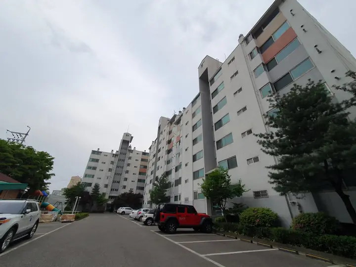 주차장 옆 동 전경