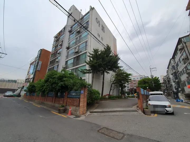 담장 따라 난 골목