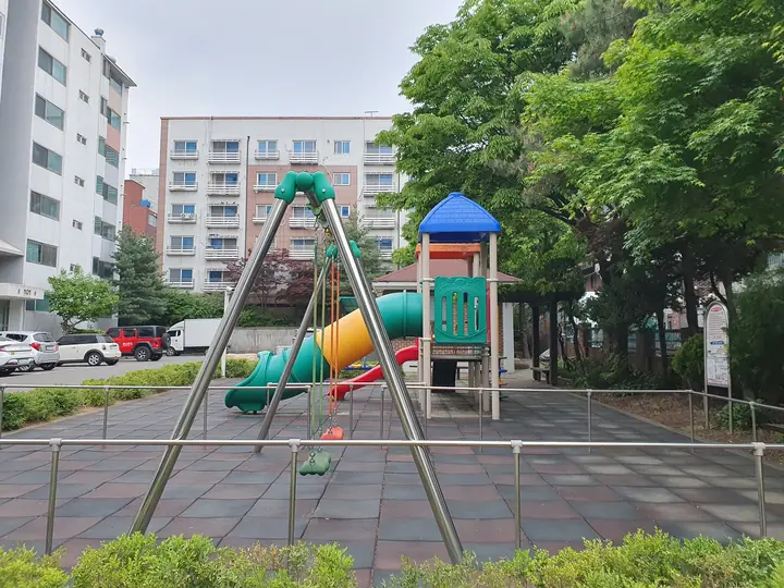 그네와 터널 미끄럼틀 놀이터