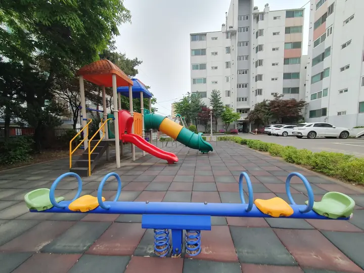 시소 너머 놀이대