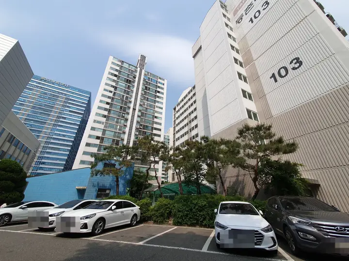 주차장 옆 103동