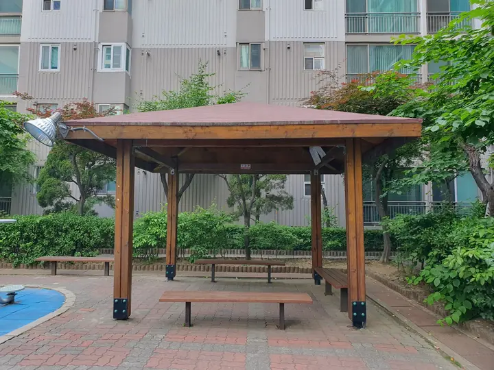 벤치가 놓인 정자