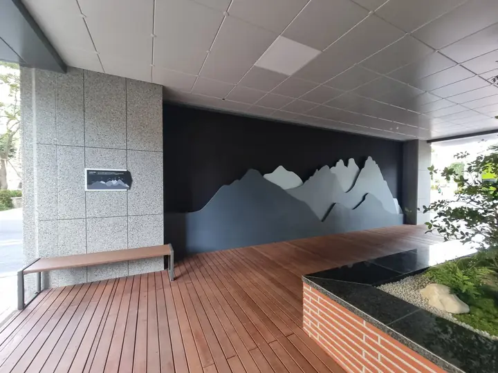 도봉산 능선 장식 벽 앞 데크 벤치