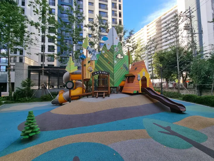 숲과 오두막 테마 놀이터